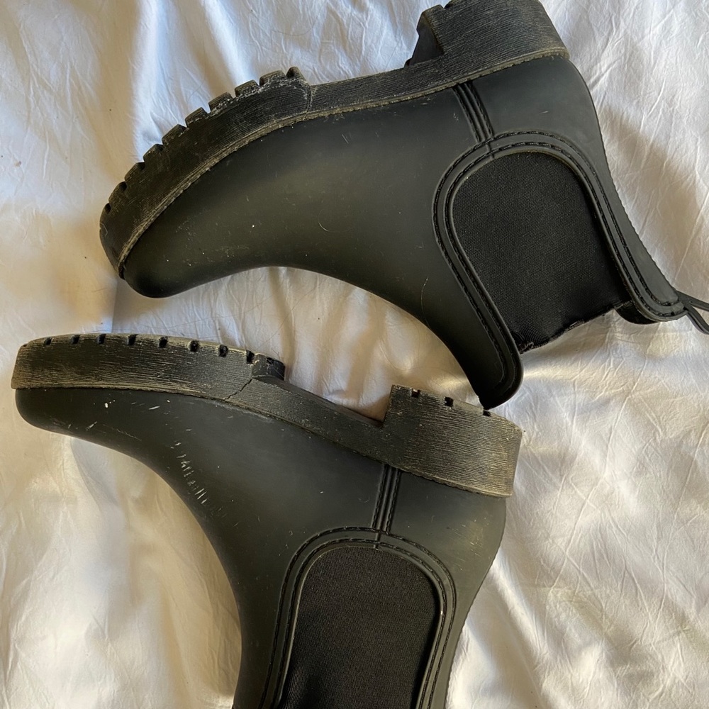 Water-resistant black Chelsea boots!